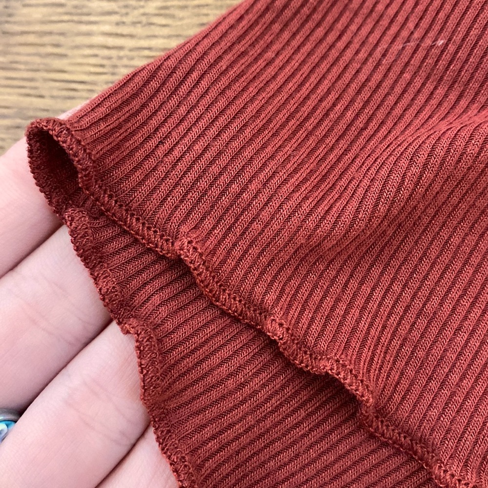 Women's Red lettuce trim cropped shirt - Picture 3 of 4